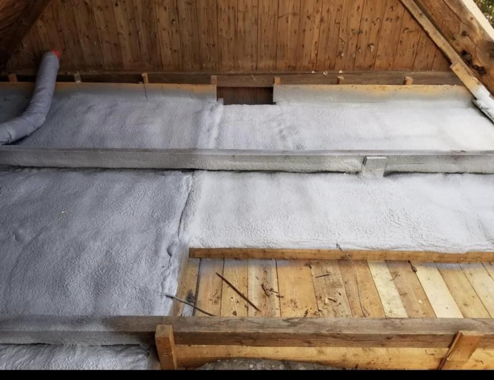 Isolation d’un entretoit avec mousse blanche – travaux résidentiels réalisés par Isolation VIP en Beauce