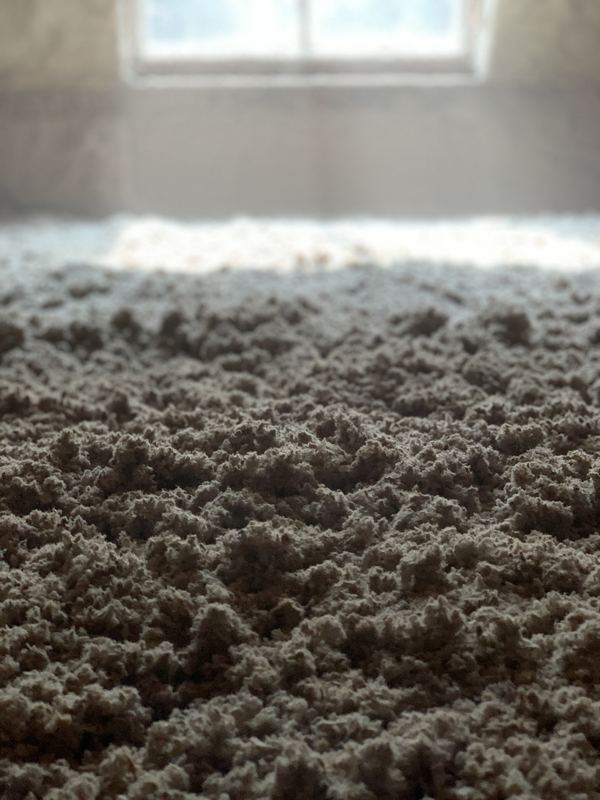 Isolant cellulosique en vrac – matériau écologique utilisé par Isolation VIP pour l’entretoit à Lévis