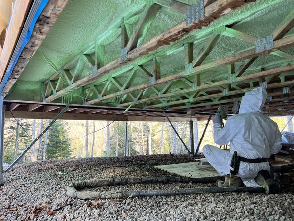 Travaux d’isolation sous un plancher – mousse uréthane projetée par Isolation VIP sur pilotis à Lotbinière